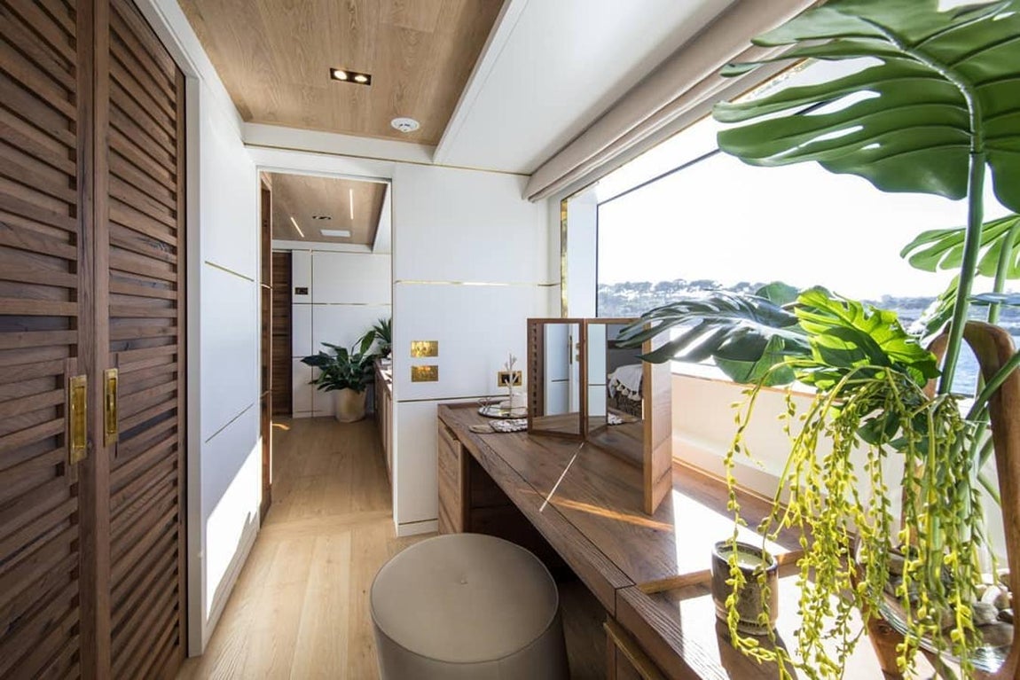 Rincones prácticos. No hay duda de que este súper yate posee todo lo necesario para que quien habite en él ni quiera volver a pisar tierra.