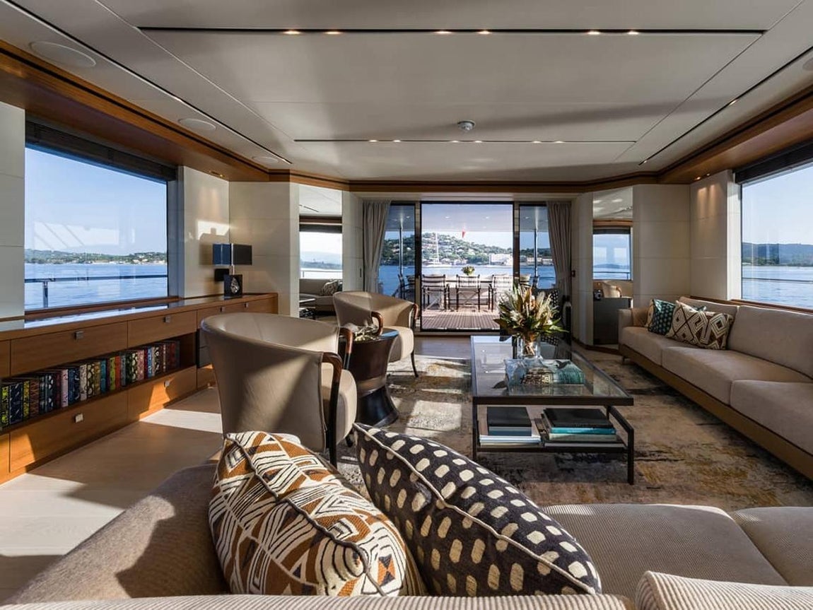 Vanguardismo y elegancia. En cuanto a las especificaciones técnicas, señalar que la propulsión es diesel-eléctrica con ejes de transmisión fijos que permiten que alcance una velocidad máxima de 17 nudos.