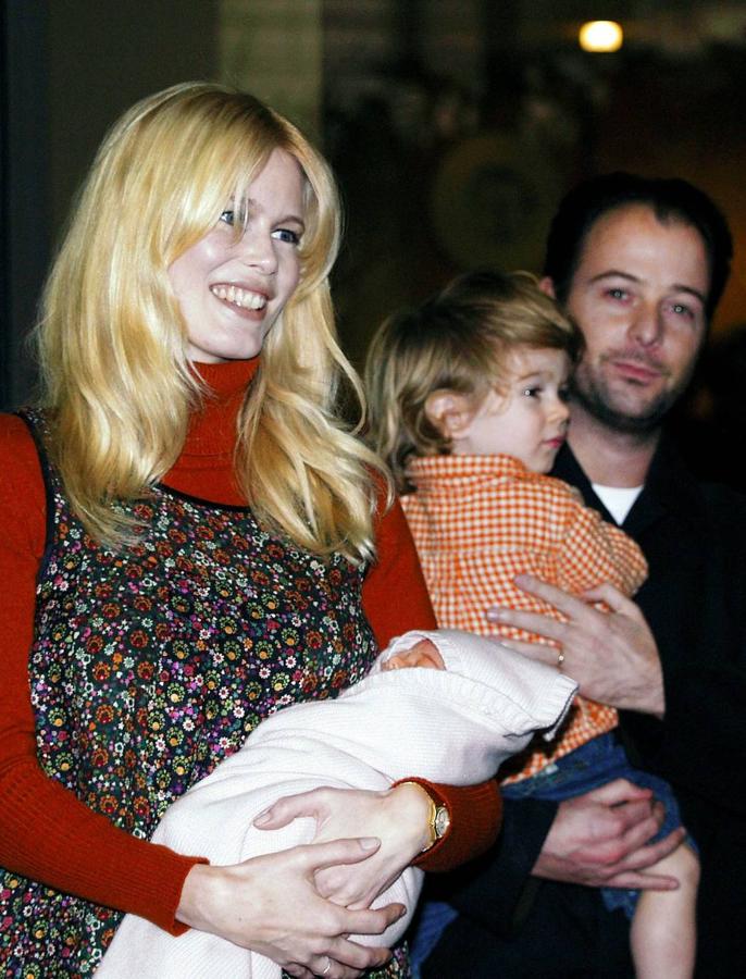 Con su hija Clementine en brazos. En 2004