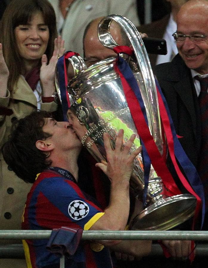 Messi celebra con el trofeo tras la final de la Liga de Campeones de la UEFA de 2011.. 