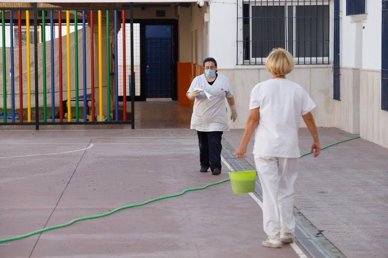 Las labores de limpieza en el colegio Jesús Nazareno en imágenes