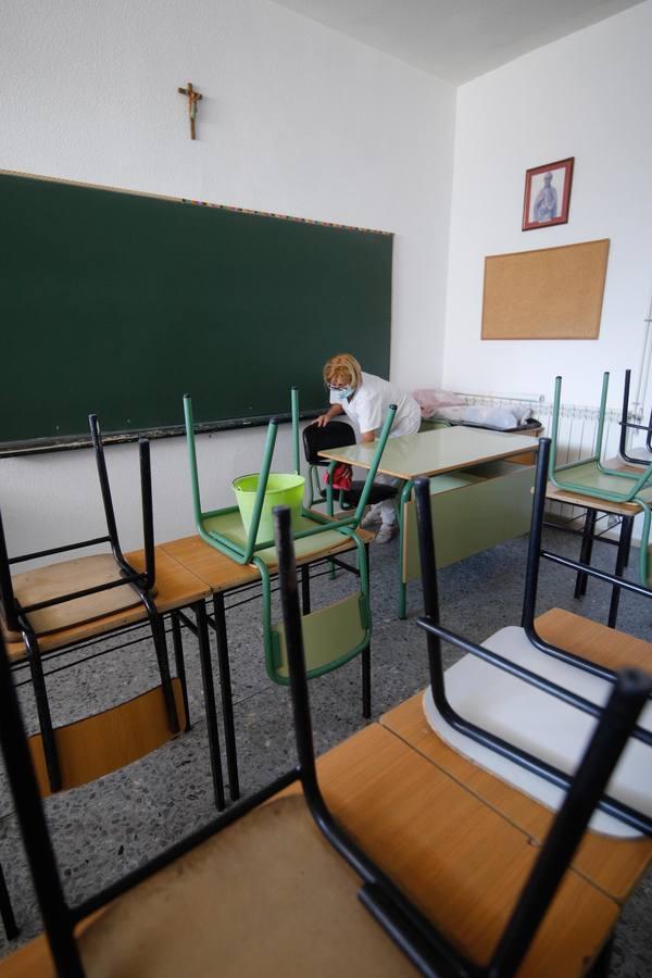 Las labores de limpieza en el colegio Jesús Nazareno en imágenes