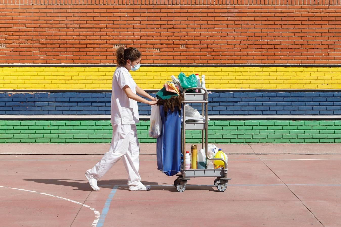 Las labores de limpieza en el colegio Jesús Nazareno en imágenes