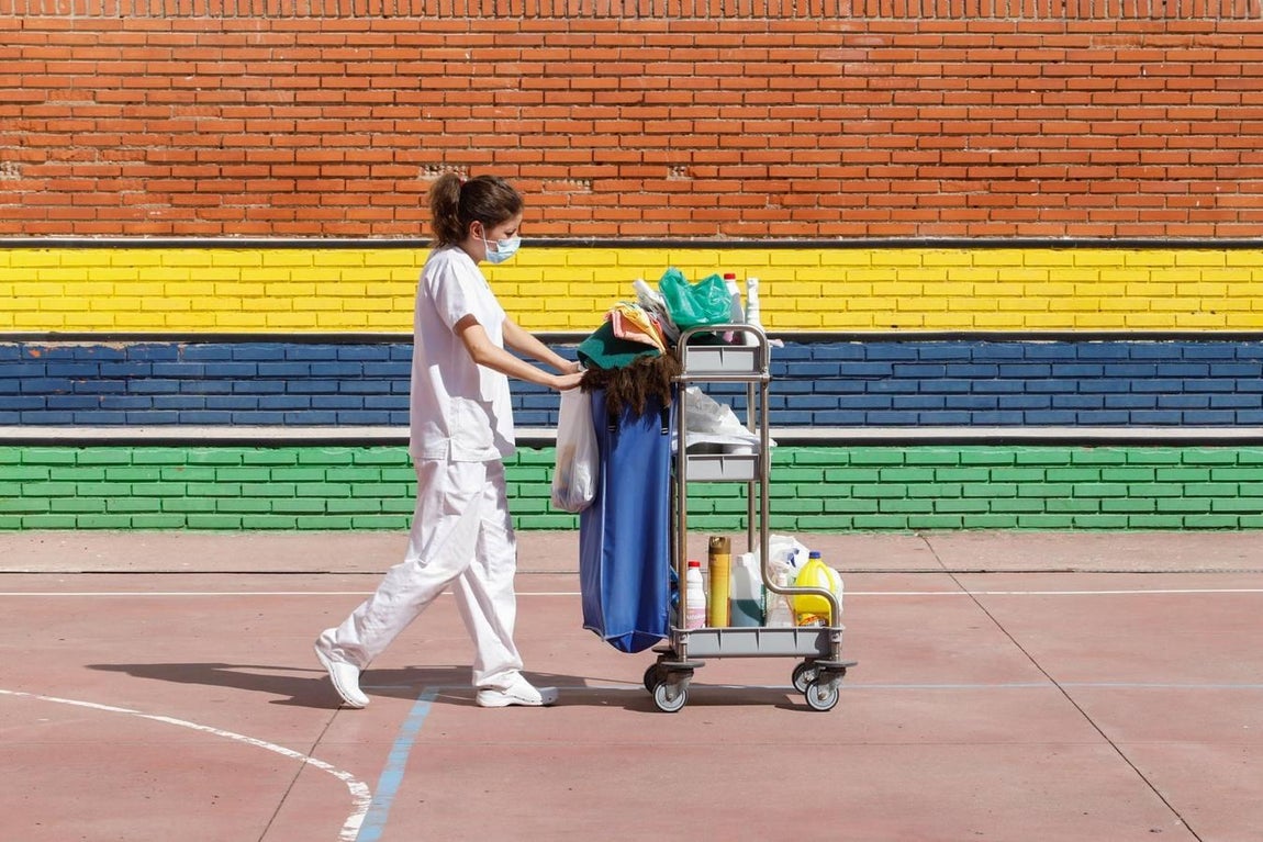 Las labores de limpieza en el colegio Jesús Nazareno en imágenes