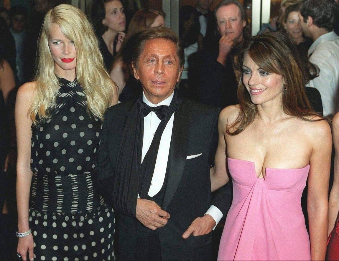 Valentino y Elizabeth Hurley. EN 1996