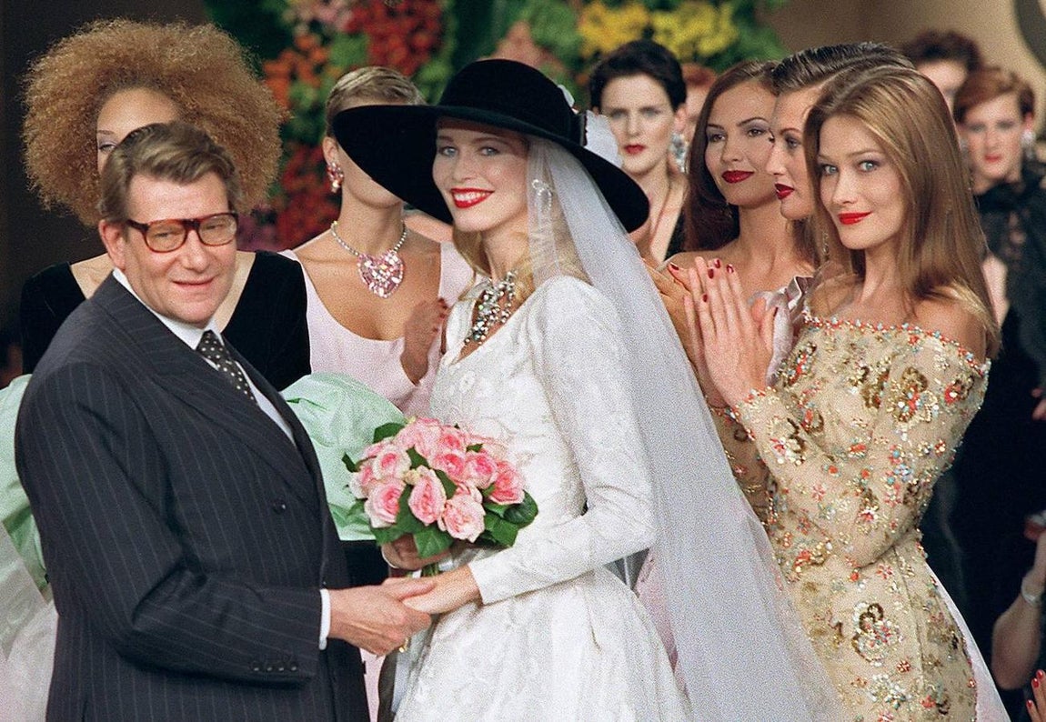 Yves Saint Laurent y Carla Bruni. En un desfile en 1996