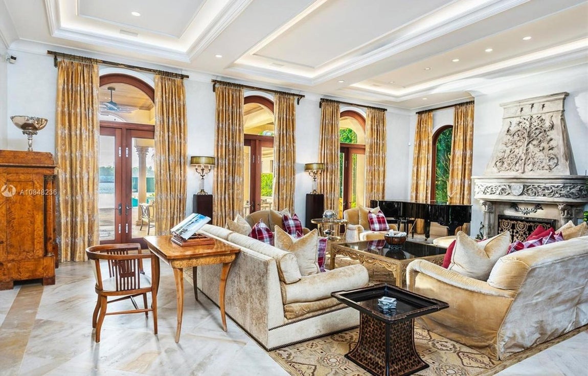 Luz y amplitud. No faltan detalles como arcos, estuco, tallados de todos los tipos y amplios ventanales con los que se consigue un extra de luz y amplitud (aún más si cabe).