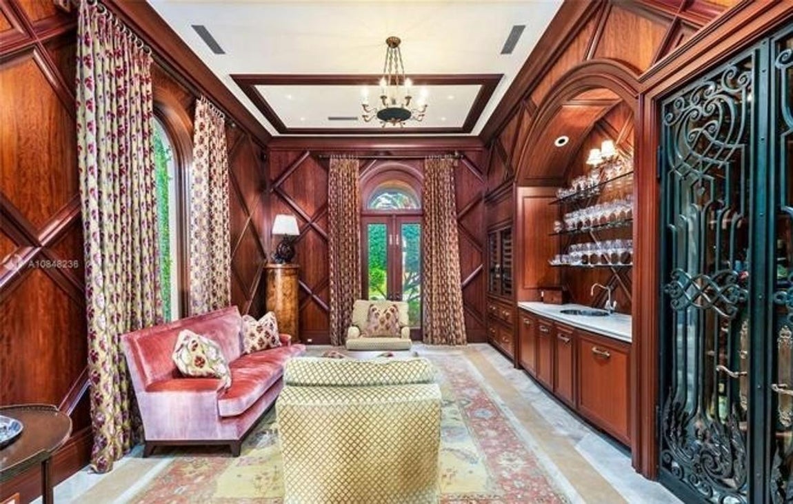 Todo tipo de comodidades. Tampoco faltan los amplios vestidores, que estamos seguros de que la estrella no tendrá problema para llenar.