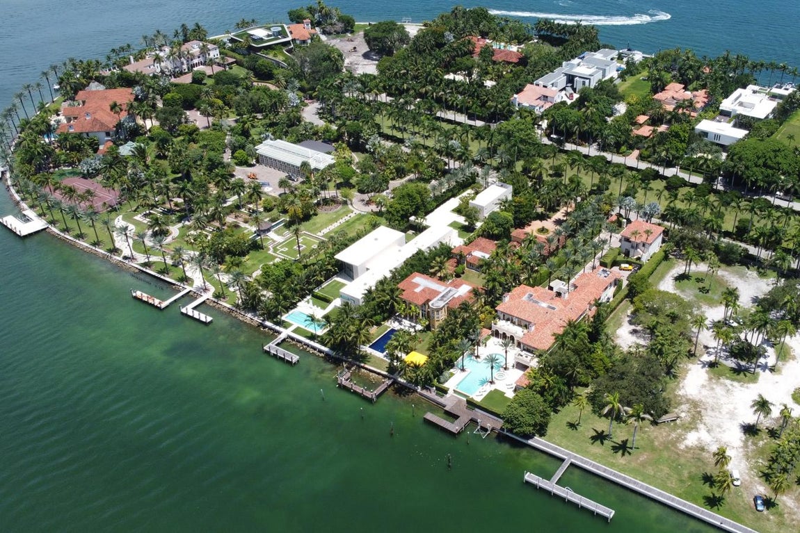 Vecinos VIP. El vecindario es uno de los más exclusivos de la zona y de hecho entre sus vecinos se encuentran otros artistas como Gloria Stefan o Don Johnson. Como puede apreciarse en la imagen, la construcción sigue la línea estética de las villas europeas y cuenta con una frondosa vegetación que contribuye a que tengan un extra de intimidad.