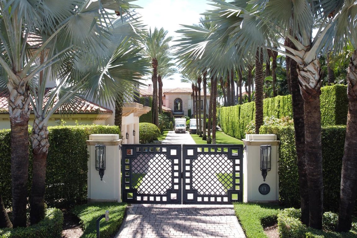 Atención al detalle. Cada detalle irradia elegancia, como la verja de la entrada que conduce por un largo camino rodeado de palmeras e inmaculados setos a la puerta principal.