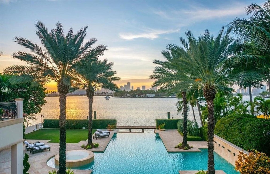 Vistas envidiables. La piscina infinita comunica con el embarcadero y ofrece unas exclusivas vistas de la ciudad, un lujo al alcance de muy pocos que la cantante ha sabido aprovechar.