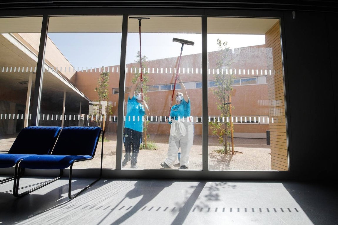 La limpieza del CEIP Turruñuelos de Córdoba, en imágenes