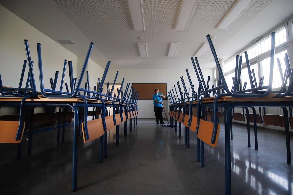 La limpieza del CEIP Turruñuelos de Córdoba, en imágenes