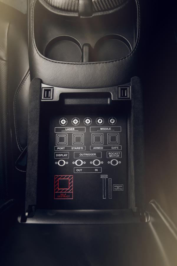 Aston Martin Vantage - Los coches del Agente 007. El conductor podrá disfrutar aún más con una placa de dispositivo grabada con láser que hace referencia a las diversas armas y dispositivos que se ven en el automóvil de película original.