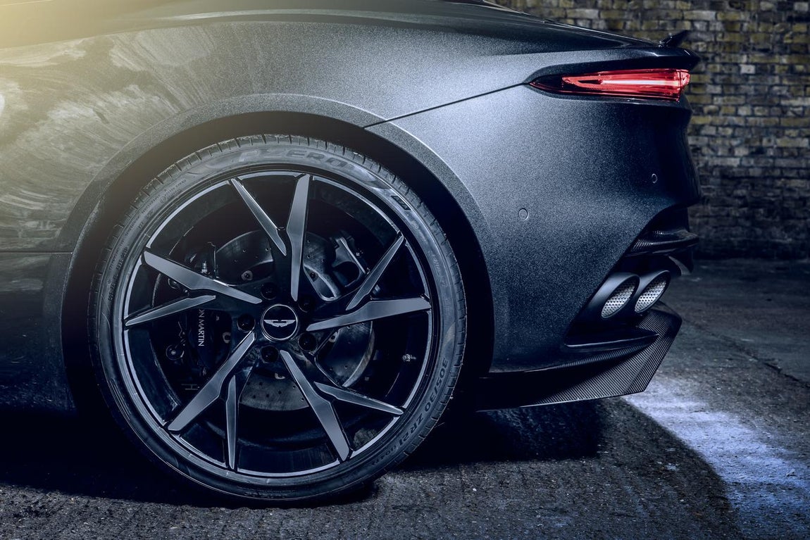 Aston Martin DBS Superleggera - Los coches del Agente 007. También son exclusivas de la 007 Edition las llamativas llantas de 21’’ con radios en Y de color negro brillante torneado en diamante. Esta edición especial también cuenta con una insignia de guardabarros 007, acabada en cromo con un relleno de esmalte negro y una lámina de acero inoxidable plateado 007 aplicada a la hoja del alerón trasero.