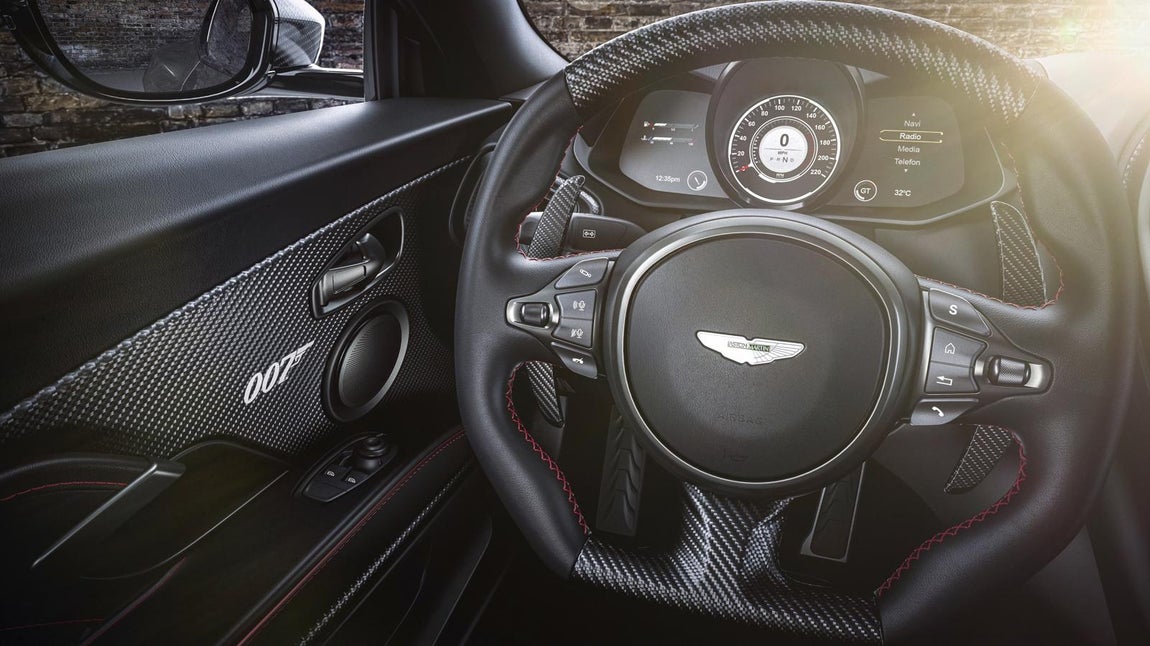 Aston Martin DBS Superleggera - Los coches del Agente 007. En cuanto al coste, la DBS Superleggera 007 Edition tiene un precio de 312.000 euros y la Vantage 007 Edition de 180.000. Las primeras entregas comenzarán en el primer trimestre de 2021.
