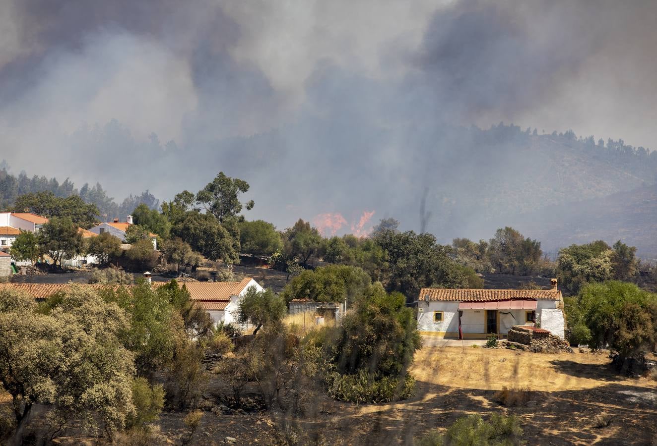 El incendio de Huelva continúa avanzando sin control, en imágenes