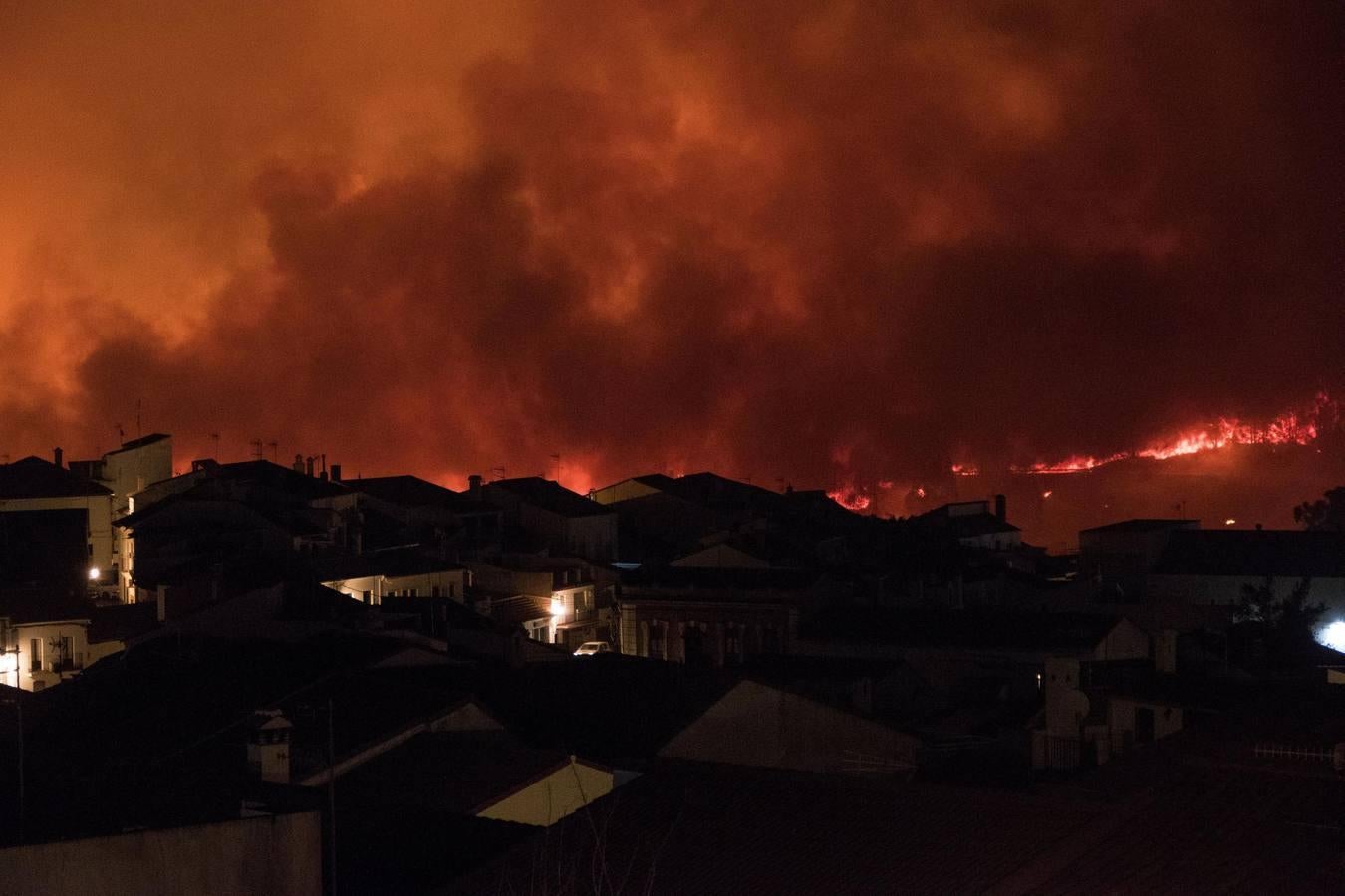 Voraz incendio en la Sierra de Huelva