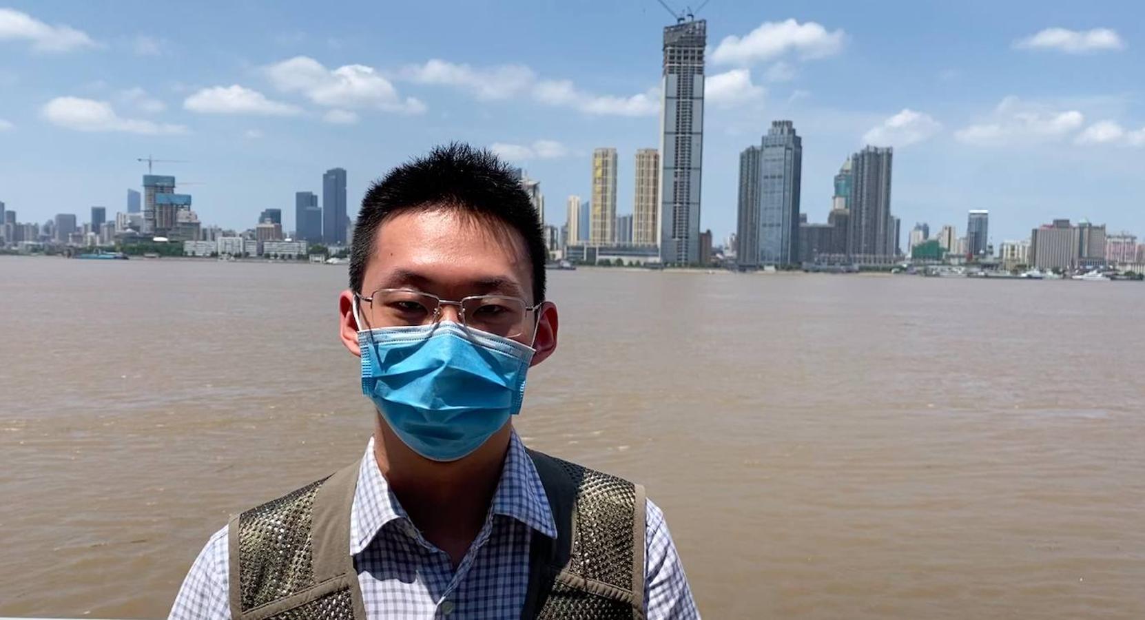 Hu Sinou, cuyos abuelos se contagiaron del coronavirus, teme que los habitantes de Wuhan sean discriminados por el estigma de la pandemia. 