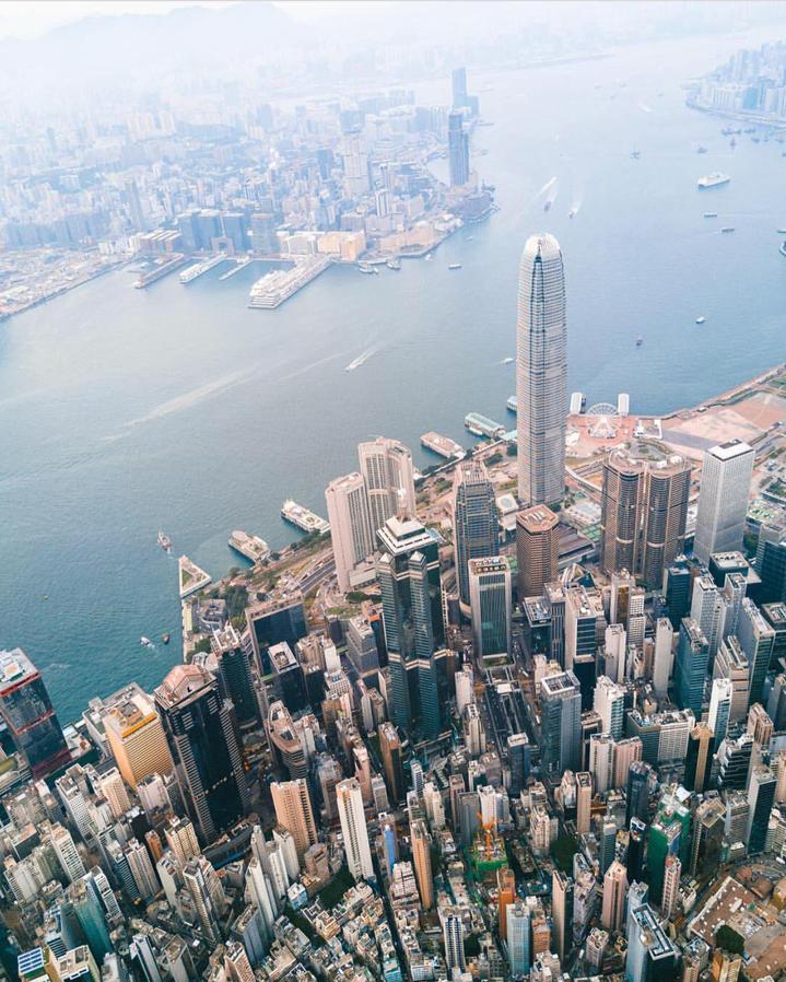 Las ciudades en las que residen más multimillonarios. A la hora de evaluar la riqueza de una ciudad, además de los bienes intrínsecos y la media de valor adquisitivo de la población, también influye el número de millonarios que allí residen. A principios de año la revista Forbes realizó un informe de los multimillonarios del mundo, donde constaban 2.095 personas y que sigue casi intacta tras la pandemia. De esta lista, más de la cuarta parte residía en tan solo 10 ciudades, y basándonos en esos datos hemos realizado una clasificación de cuáles son las urbes que congregan más ricos por metro cuadrado. El resultado es bastante sorprendente, pues muchas de ellas no figuran como las metrópolis más ricas del mundo.