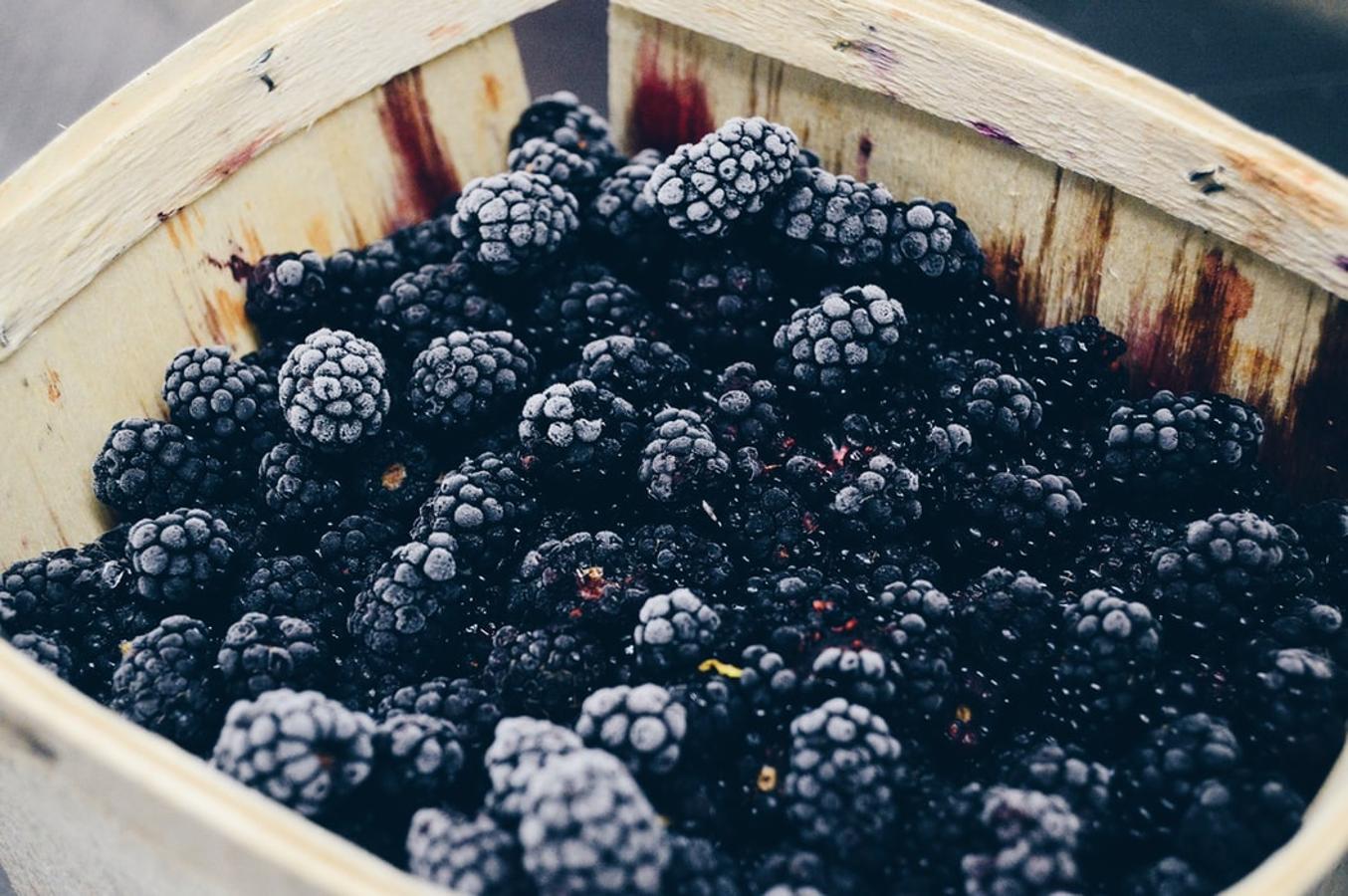 Mora. Resulta muy curioso que llamamos mora a dos bayas que vienen de dos especies vegetales totalmente distintas. Por un lado tenemos moras de moredas, árboles, y por otro las moras de zarzamora, arbustos. Estas deliciosas frutas se pueden recolectar en verano, sobre todo en la parte final cuando alcanzan un color negro brillante indicando un punto óptimo de madurez. Son muy codiciadas para postres, tartas y mermeladas.