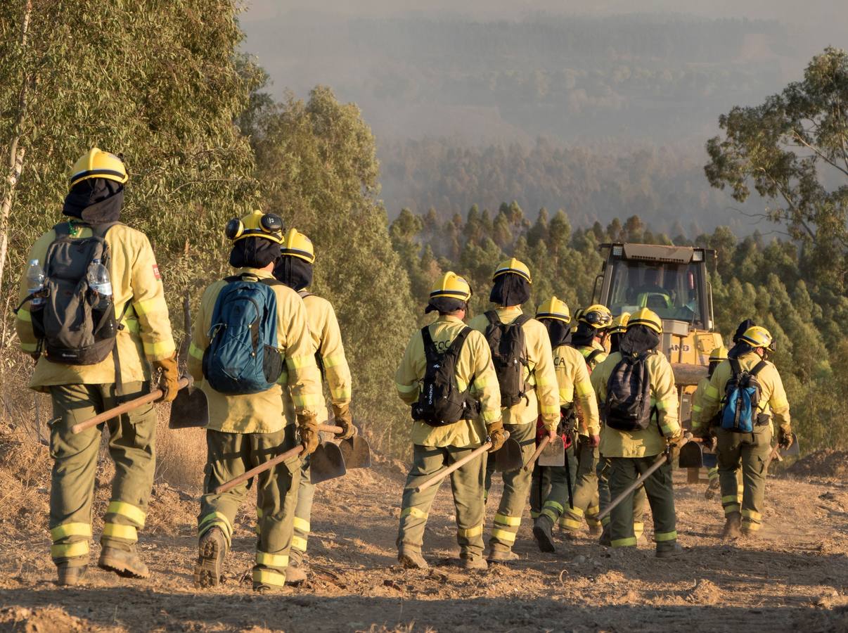 Incendio en la Sierra de Huelva: en imágenes, el día después de un fuego devastador