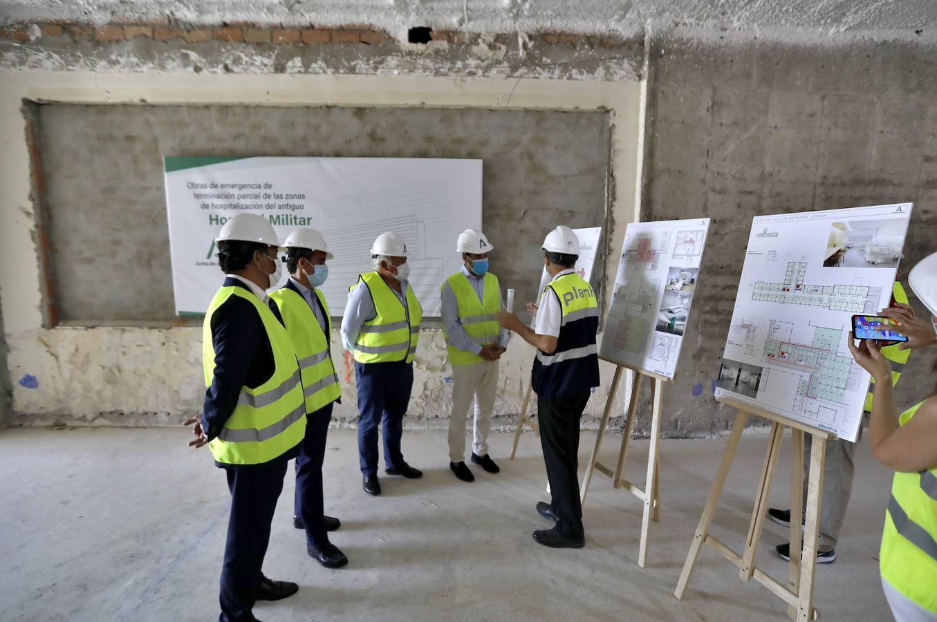 Moreno visita las obras de rehabilitación del antiguo Hospital Militar Vigil de Quiñones