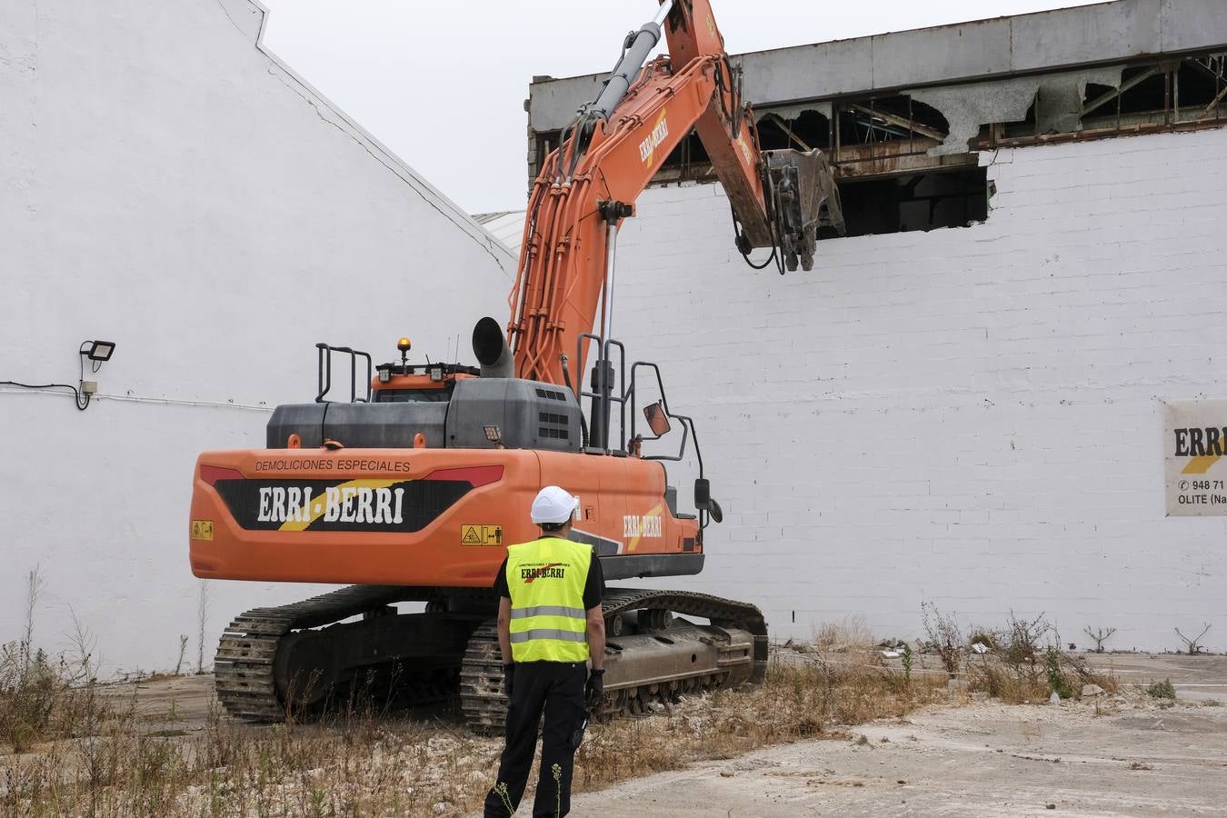 FOTOS: Derribo de los antiguos Talleres Pastoriza en Cádiz