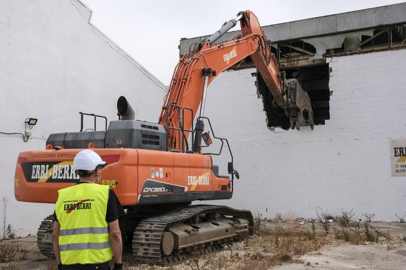 FOTOS: Derribo de los antiguos Talleres Pastoriza en Cádiz