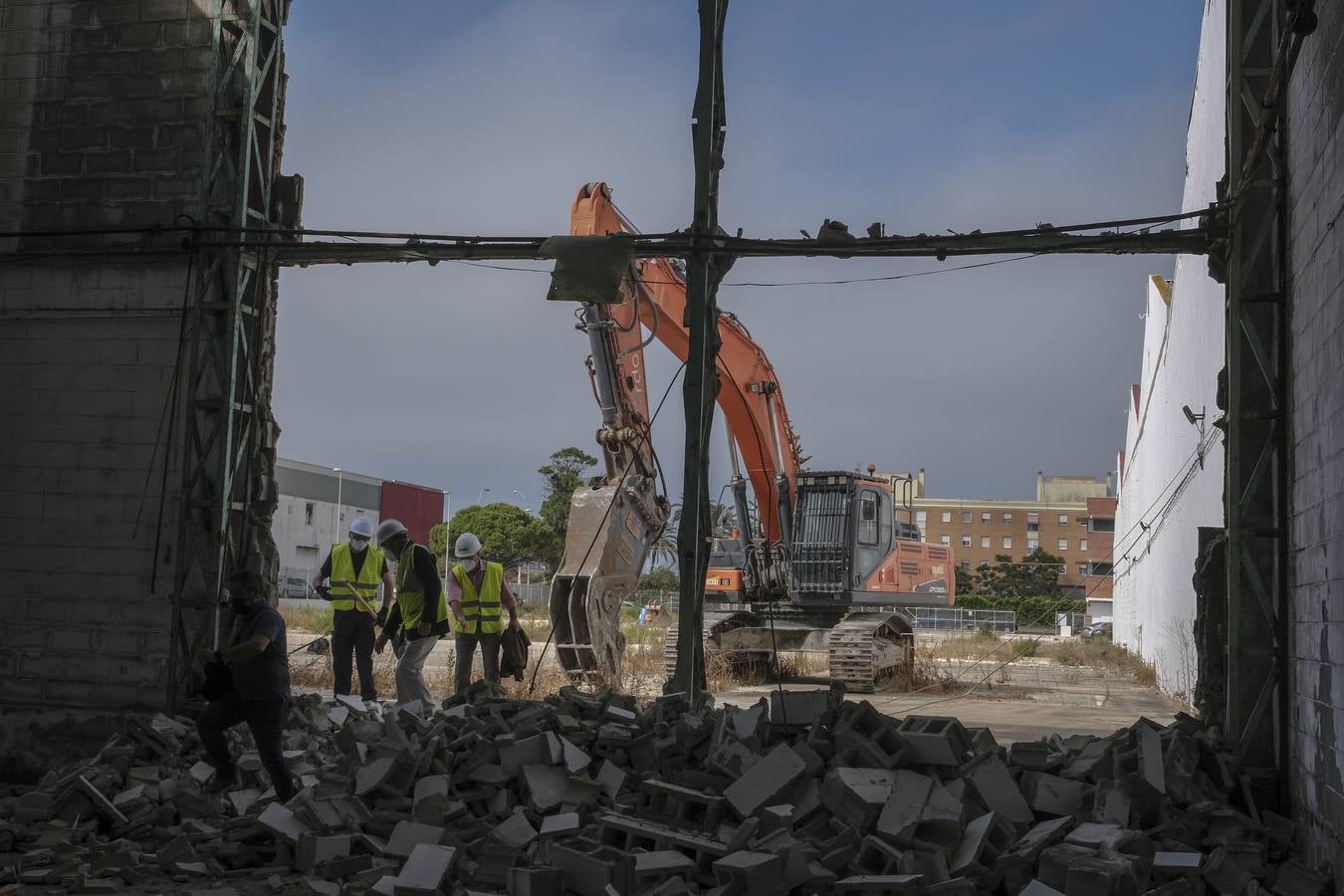 FOTOS: Derribo de los antiguos Talleres Pastoriza en Cádiz