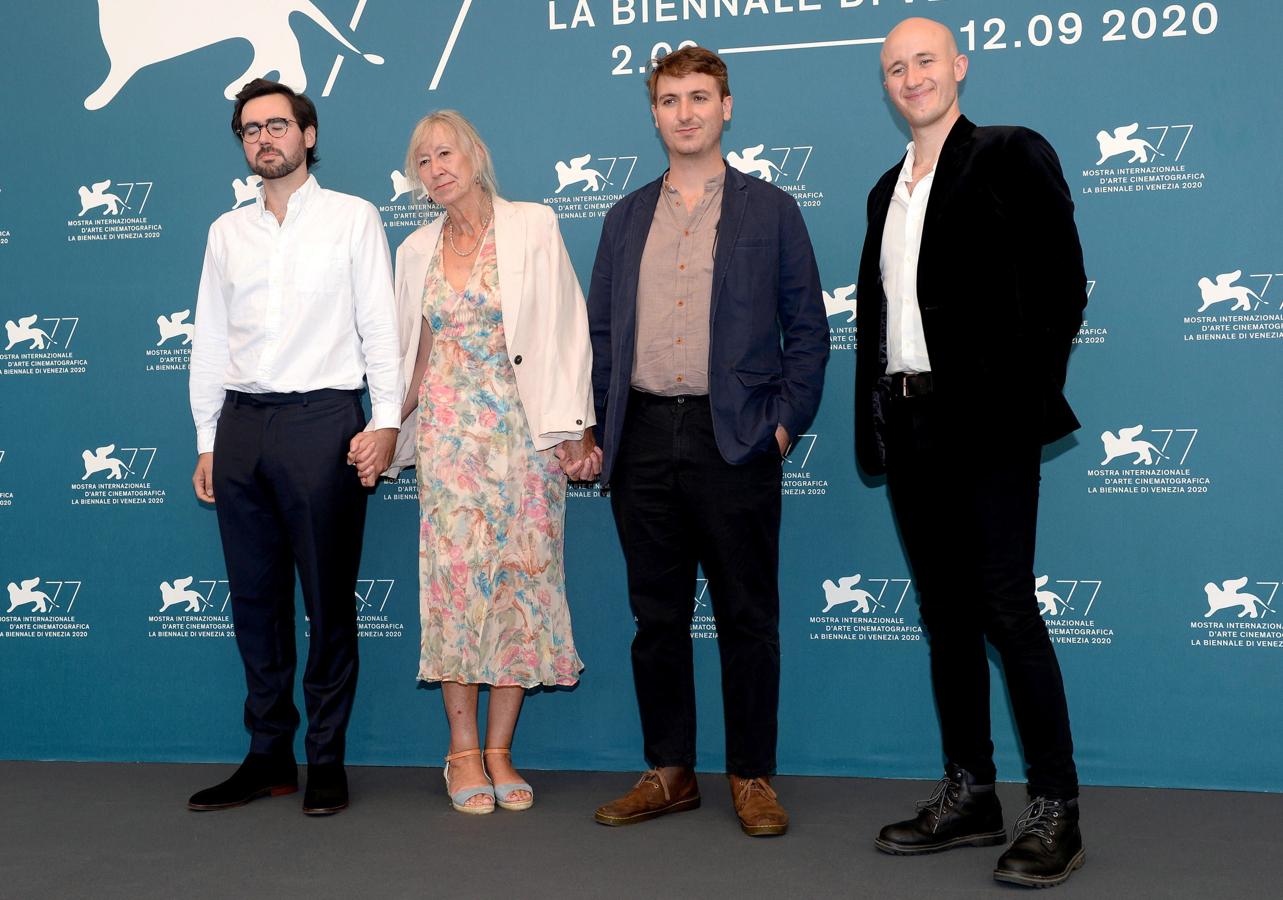 El direcor de cine británico Luke Holland junto a Yvonne Hennessy, sus hijos Zefi Hennessy Holland y Hugh Hennessy Holland y el productor ejecutivo Sam Pope. 