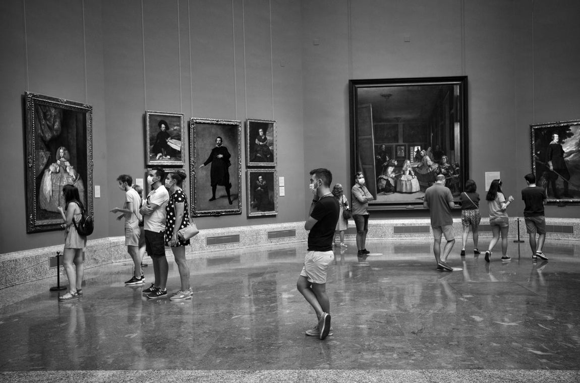 Madrid, España Julio 2020: Un grupo de ciudadanos visitan el museo del Prado tras su reapertura. El Museo del Prado estableció con la llegada de la nueva normalidad estrictas medidas de seguridad para que los ciudadanos pudieran volver a visitar las obras del museo con la máxima seguridad posible frente al virus del Covid 19.. 
