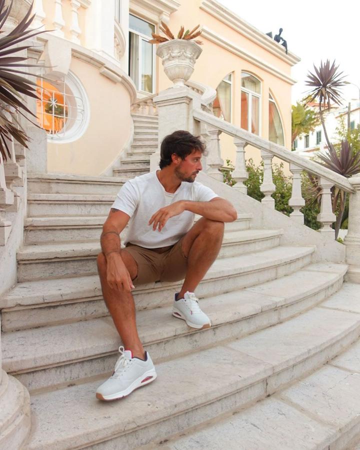 Relajado. Siempre y cuando el clima lo permita, todavía puedes seguir sacando partido a tus bermudas, una opción que tanto con zapatillas en estilismos relajados como con mocasines en opciones más sofiticadas seguirá estando en pleno auge.