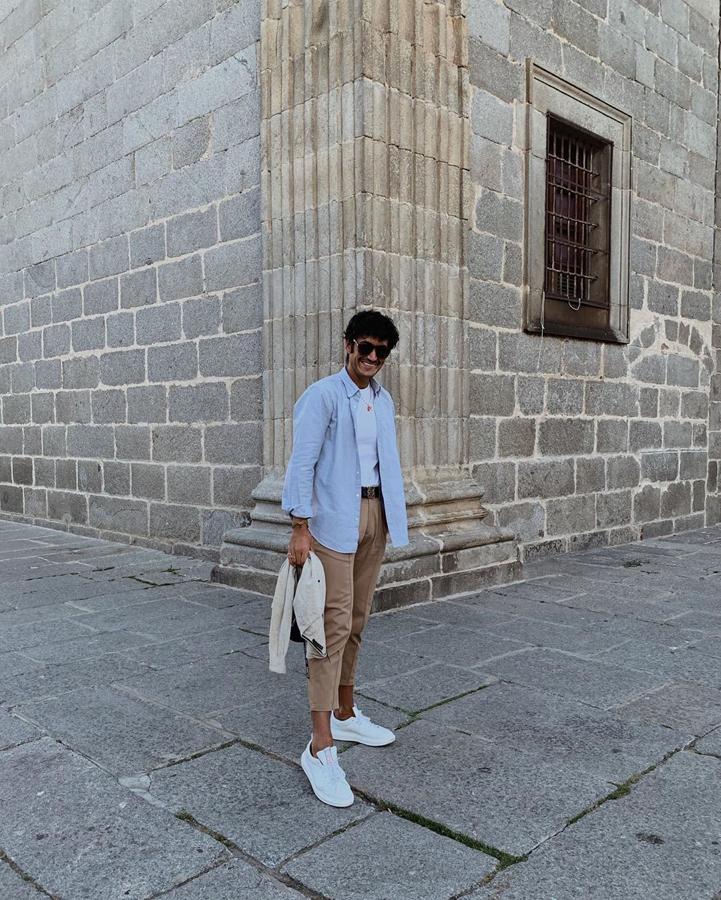 Tonos pastel. Los días cálidos que temrinan en noches más frescas son sinónimos de superposiciones. Entran en juego las sobrecamisas y chaquetas que cumplen una doble función: abrigar y aportar al look un toque diferenciador. Aprovecha para dar una nueva vida a tus modelos favoritos combinándolos con básicos en colores neutros y pastel, acertarás seguro.