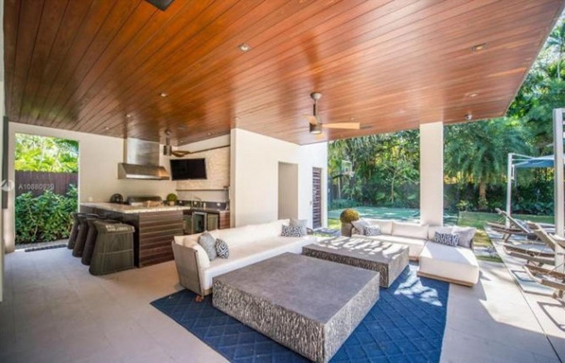 Completamente equipado. No falta un cenador, una gran piscina así como un pequeño ounge bar donde seguro que el cantante habrá celebrado ya alguna que otra fiesta. La decoración en estas zonas sigue la línea vanguardista del interior añadiendo algún color más potente que rompa con la onotonía cromática.