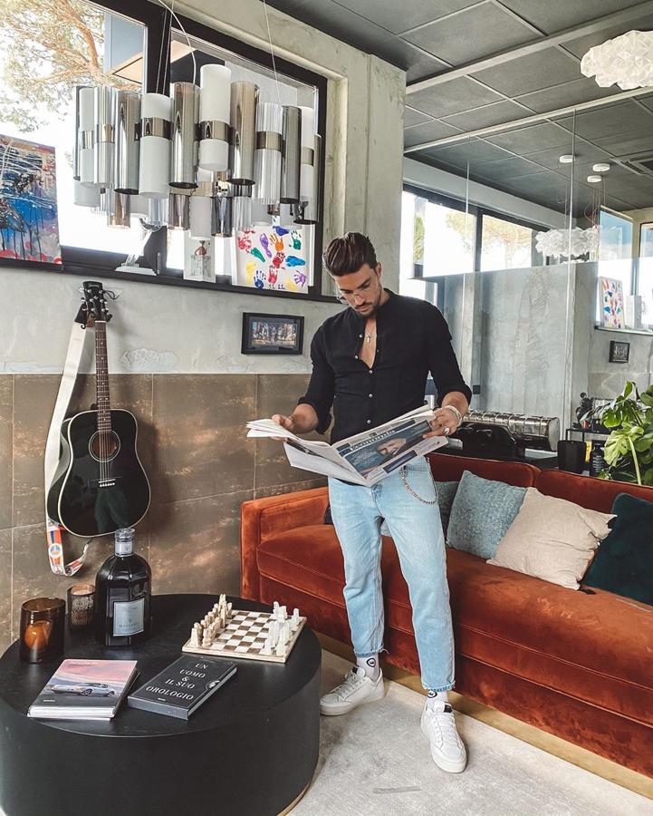 Mezcla de estilos. Camisas con sudaderas, americanas con jerséis... Todo vale siempre y cuando busques compensar la extravagancia una prenda más sencilla.