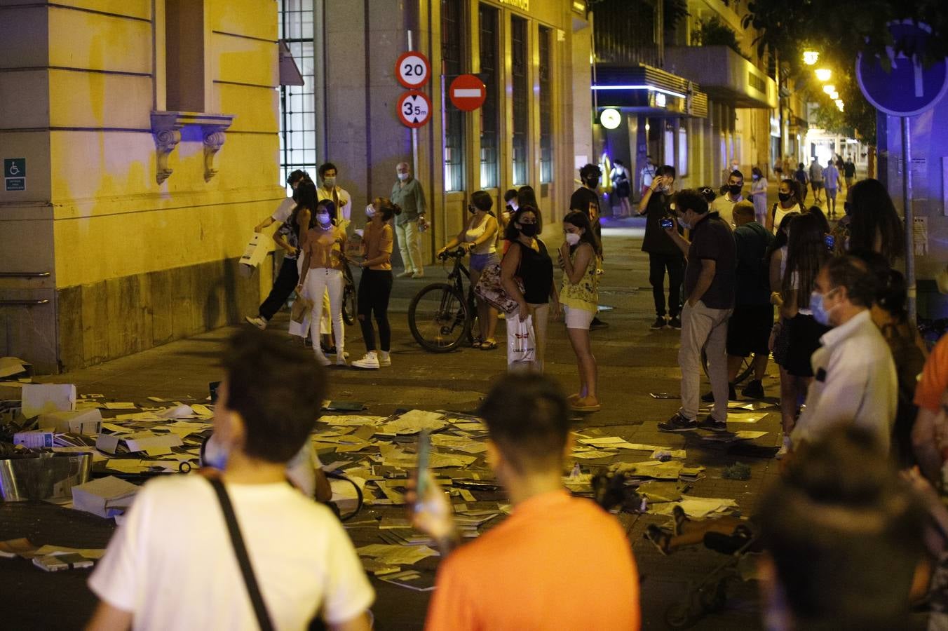 El lanzamiento de archivos, carpetas y papeles en Gran Capitán en Córdoba, en imágenes