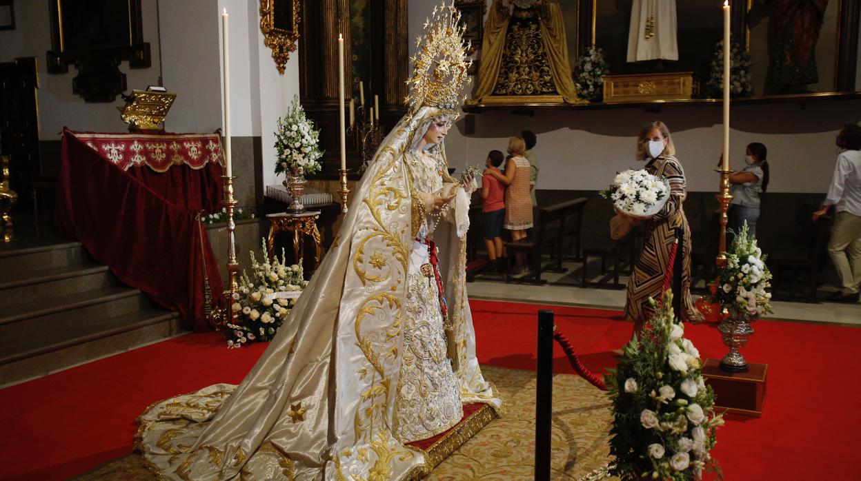 La Virgen de la Paz y Esperanza expuesta en veneración, en imágenes