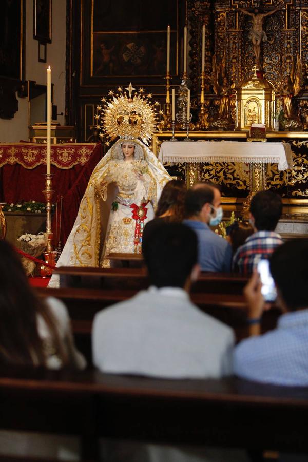 La Virgen de la Paz y Esperanza expuesta en veneración, en imágenes