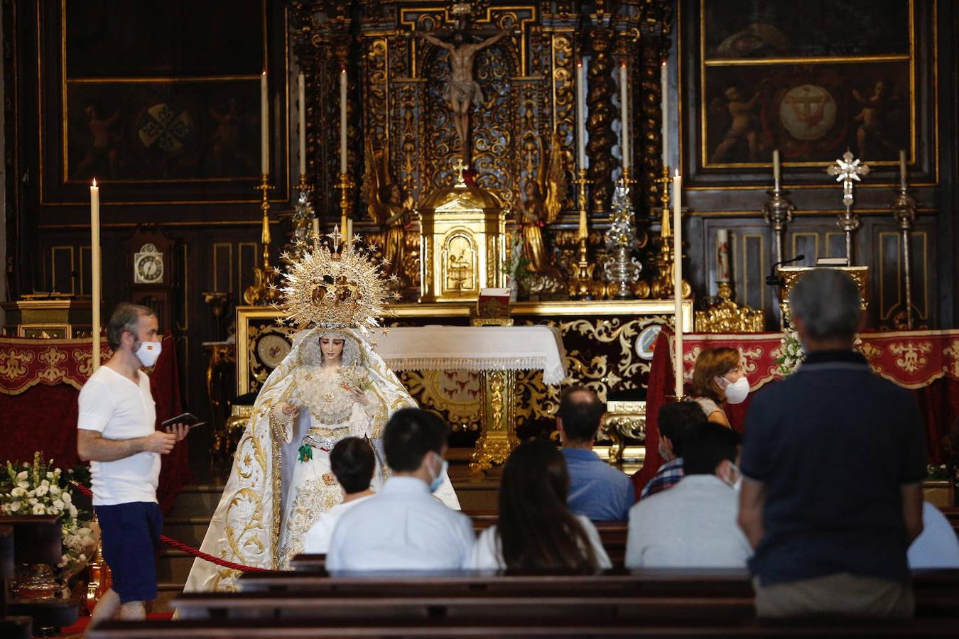 La Virgen de la Paz y Esperanza expuesta en veneración, en imágenes