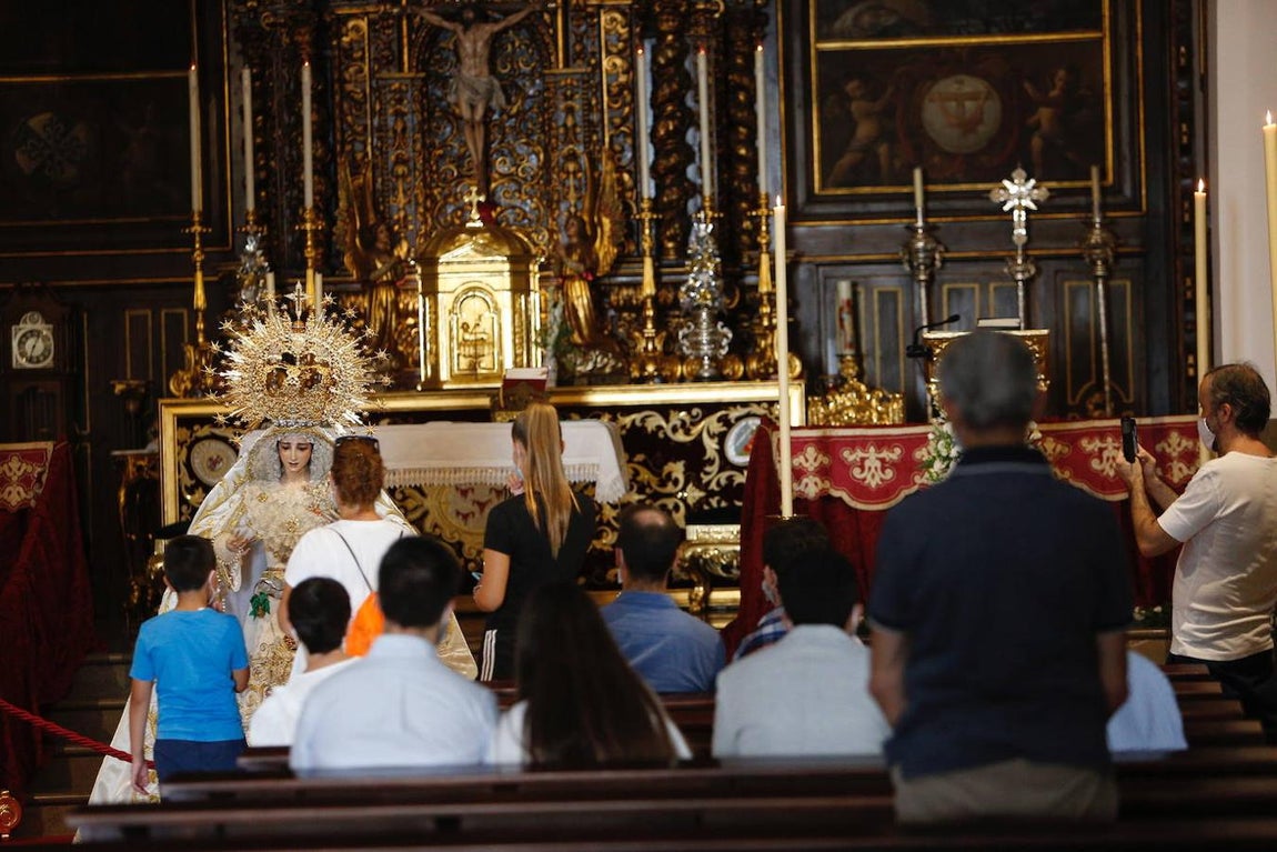 La Virgen de la Paz y Esperanza expuesta en veneración, en imágenes