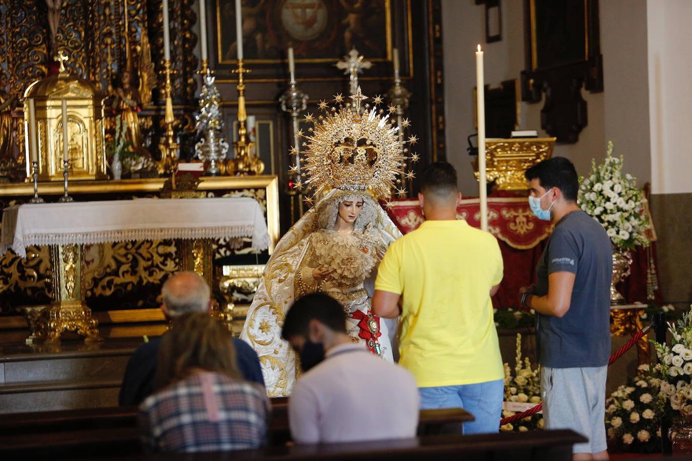 La Virgen de la Paz y Esperanza expuesta en veneración, en imágenes