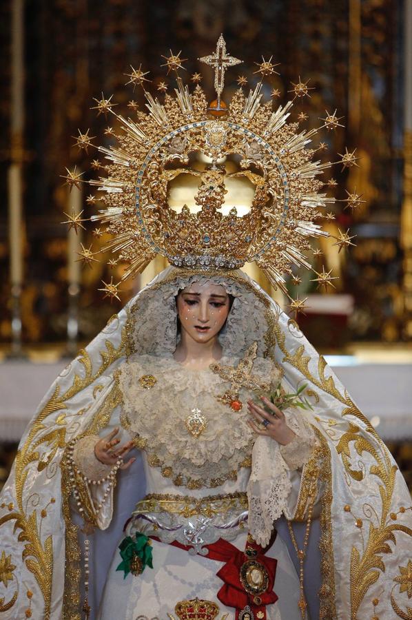 La Virgen de la Paz y Esperanza expuesta en veneración, en imágenes