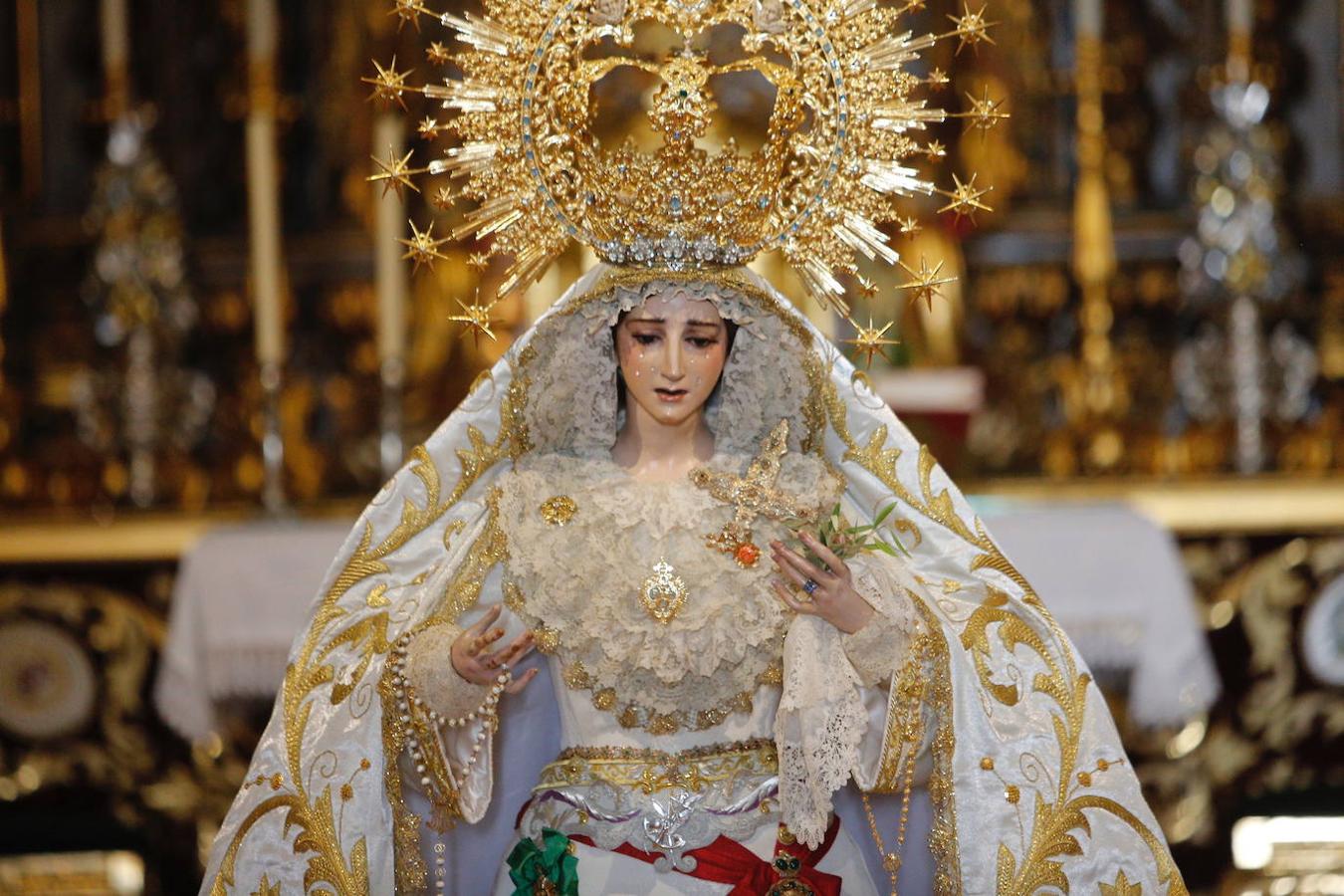 La Virgen de la Paz y Esperanza expuesta en veneración, en imágenes