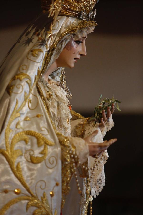 La Virgen de la Paz y Esperanza expuesta en veneración, en imágenes