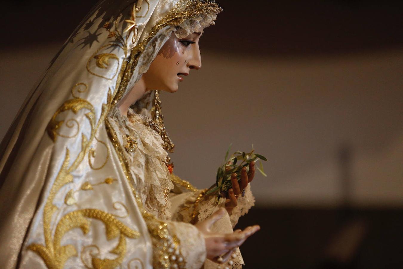 La Virgen de la Paz y Esperanza expuesta en veneración, en imágenes