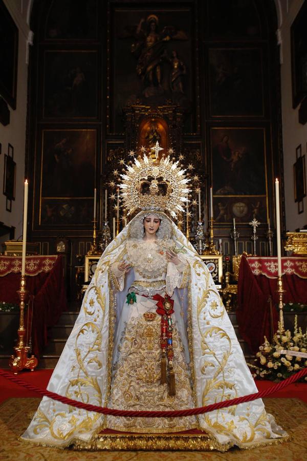 La Virgen de la Paz y Esperanza expuesta en veneración, en imágenes