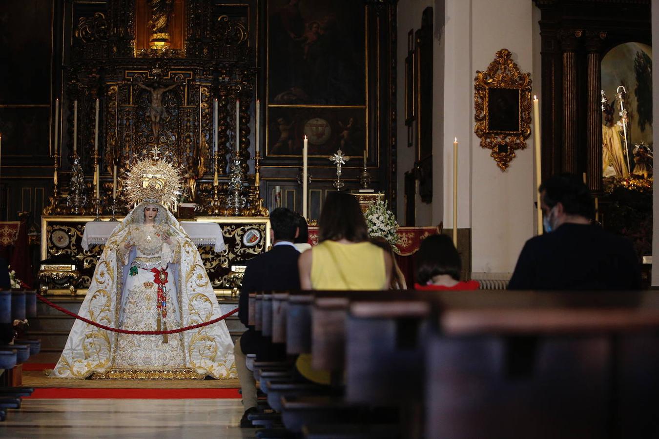 La Virgen de la Paz y Esperanza expuesta en veneración, en imágenes