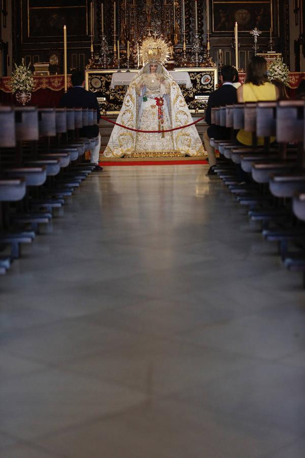 La Virgen de la Paz y Esperanza expuesta en veneración, en imágenes