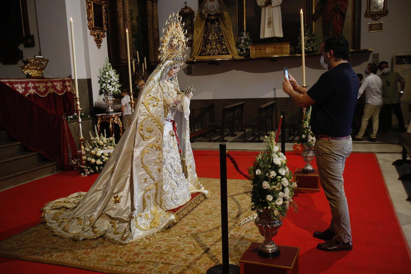 La Virgen de la Paz y Esperanza expuesta en veneración, en imágenes